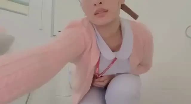 ดูแลผู้ป่วยก็เหนื่อยมาทั้งวัน พยาบาลสาวเลยสำเร็จความไคร่ ในห้องน้ำโรงพยาบาลแห่งนึ่ง (5/7)