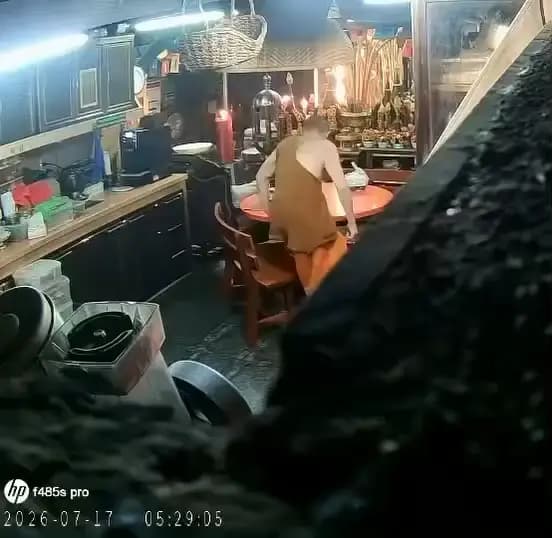 รุ่นพระล่อสีกา (2/2)
