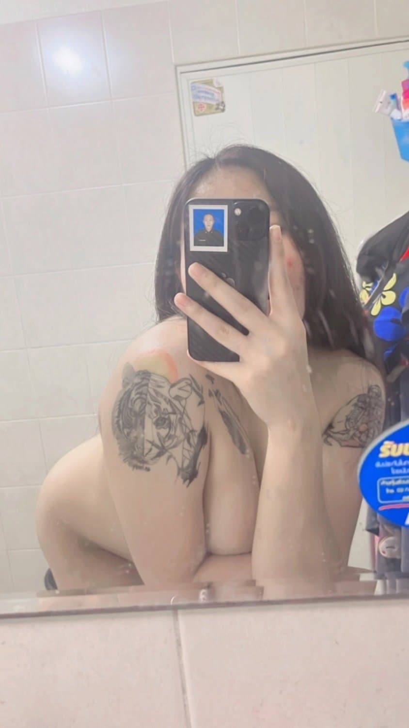 A chubby girl takes nude photos (6/11)