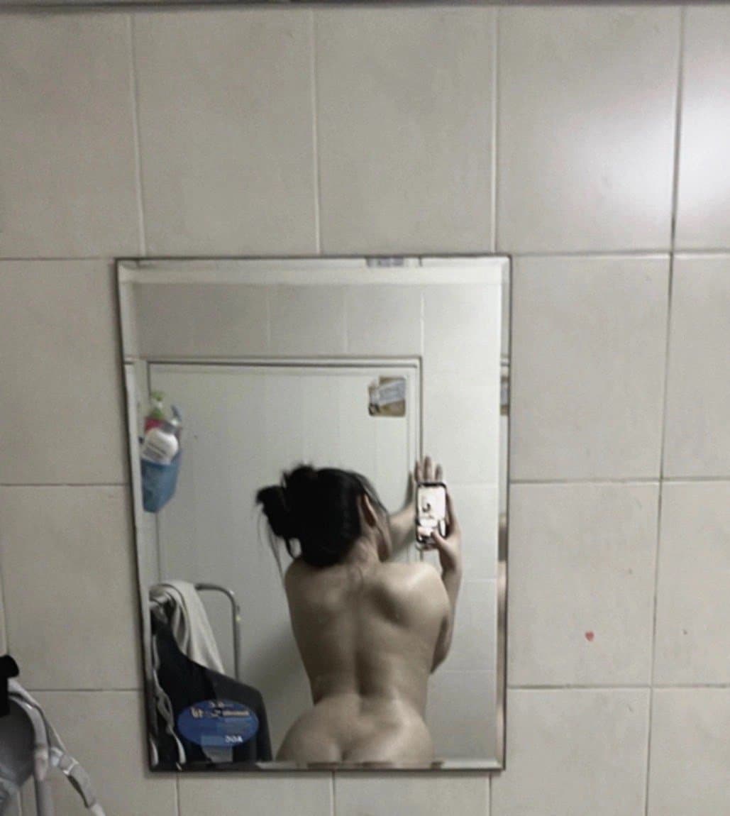 A chubby girl takes nude photos (10/11)
