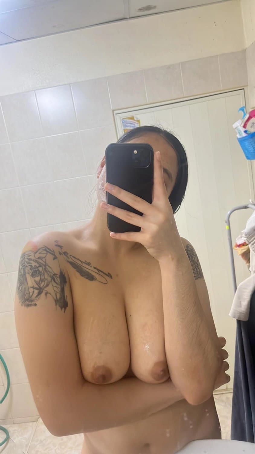 A chubby girl takes nude photos (11/11)