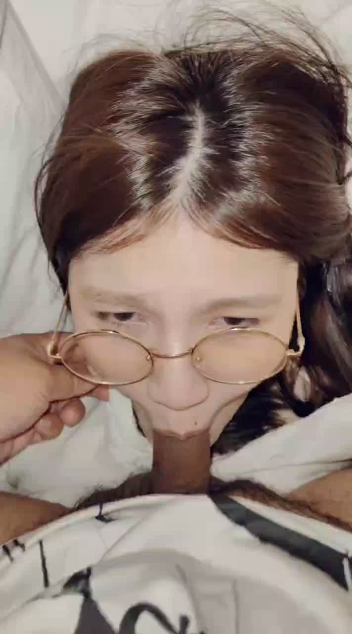 Cute Thai girl blowjob (25/42)