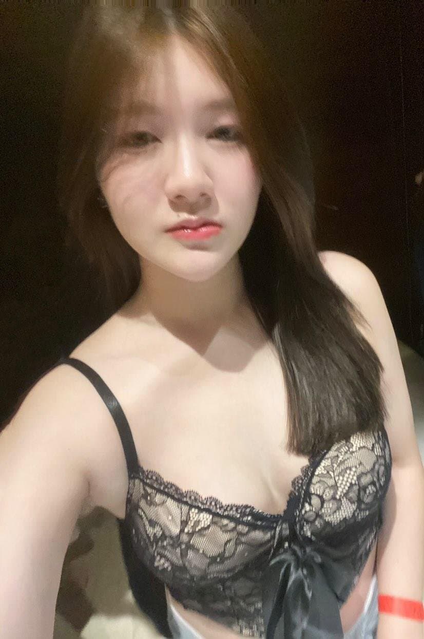 Cute Thai girl show her boobs (10/150)