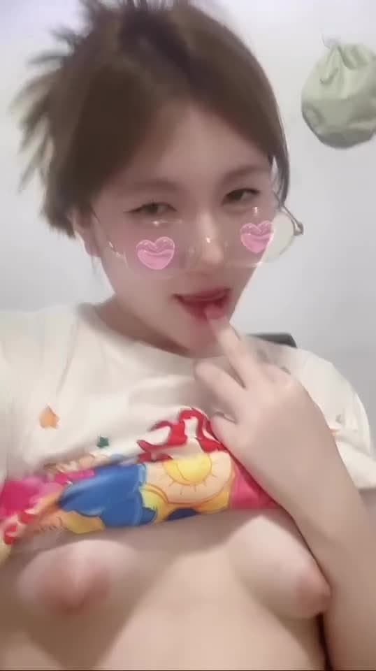 Cute Thai girl show her boobs (22/150)