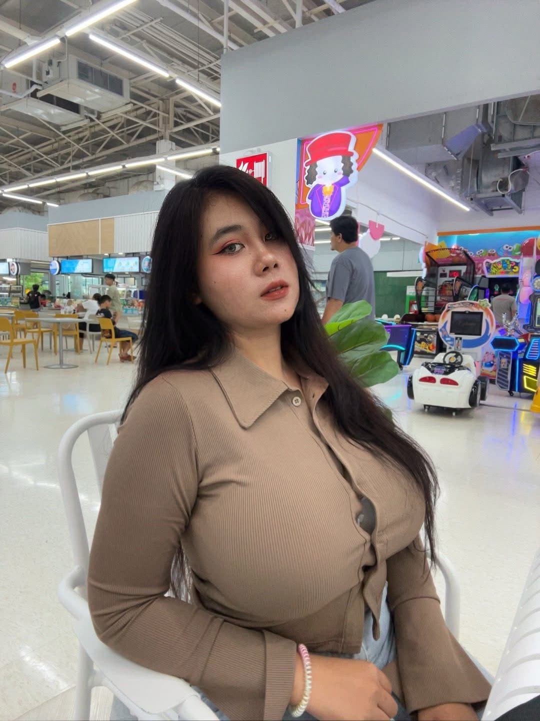 Feel like gonna cum with this big slut boobs (12/21)