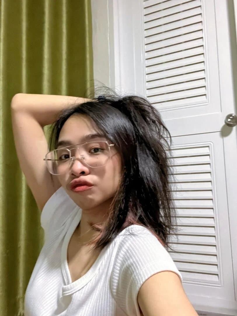 Horny Thai Girl is showing her body (3/20)