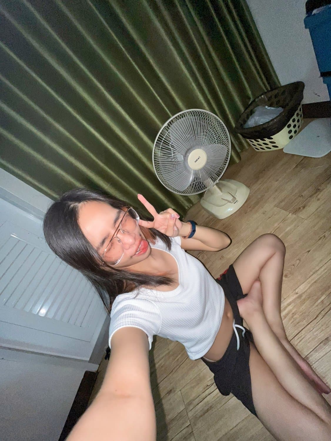 Horny Thai Girl is showing her body (10/20)
