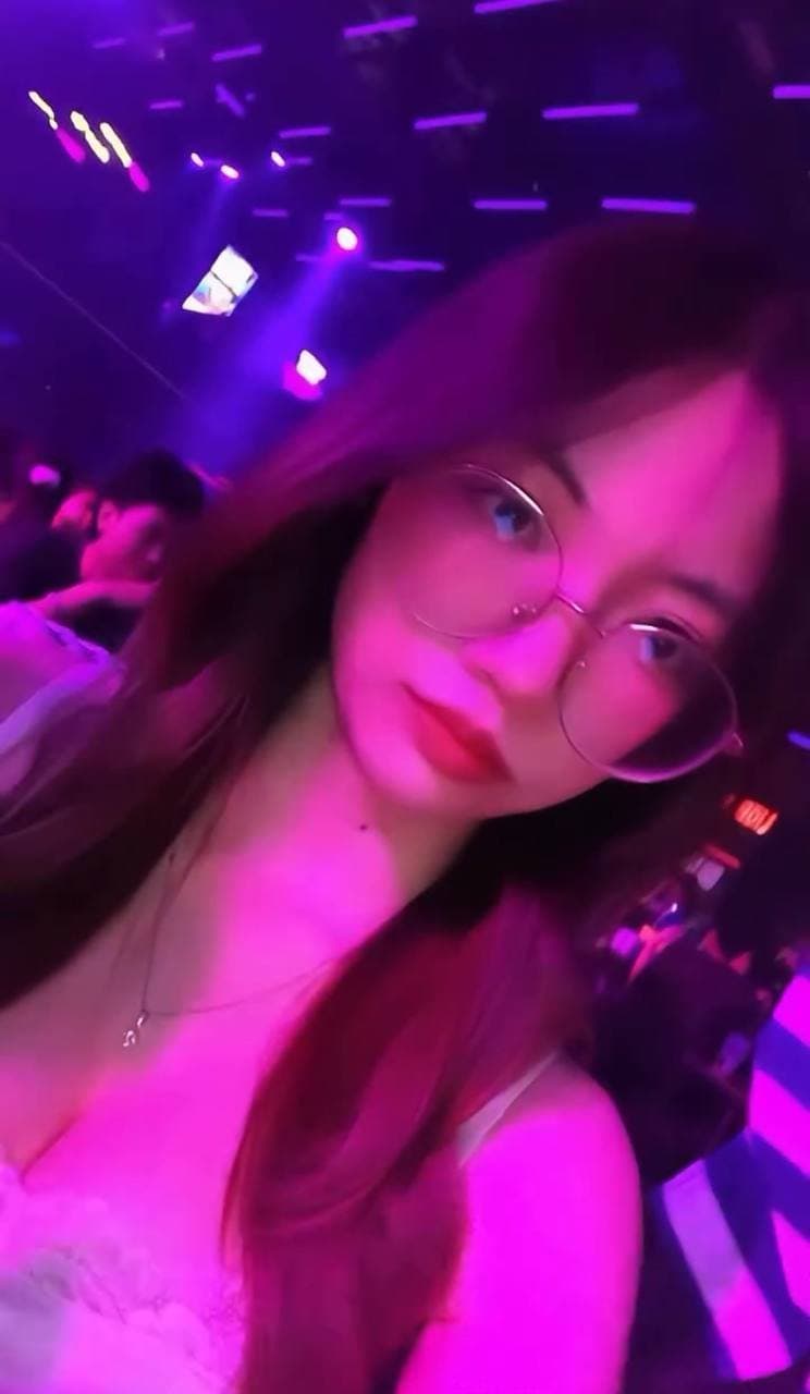 The sexiest girl in Asia with glasses (8/111)