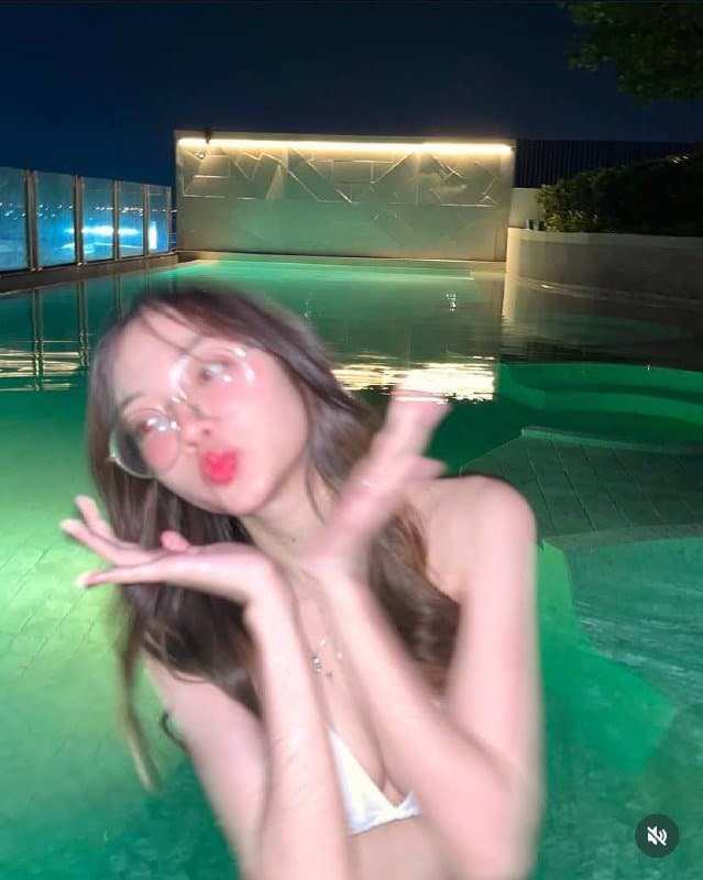The sexiest girl in Asia with glasses (57/111)
