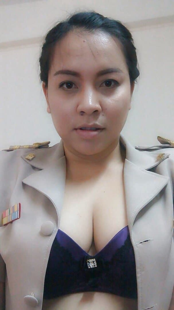 ไม่ได้เป็นแค่ข้าราชการธรรมดา แต่ยังเป็นกะหรี่ด้วย (28/63)