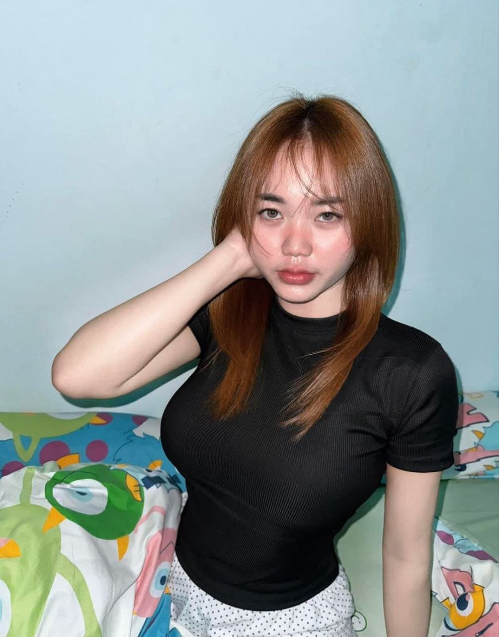 A busty girl was secretly photographed by her boyfriend's friend. (18/38)
