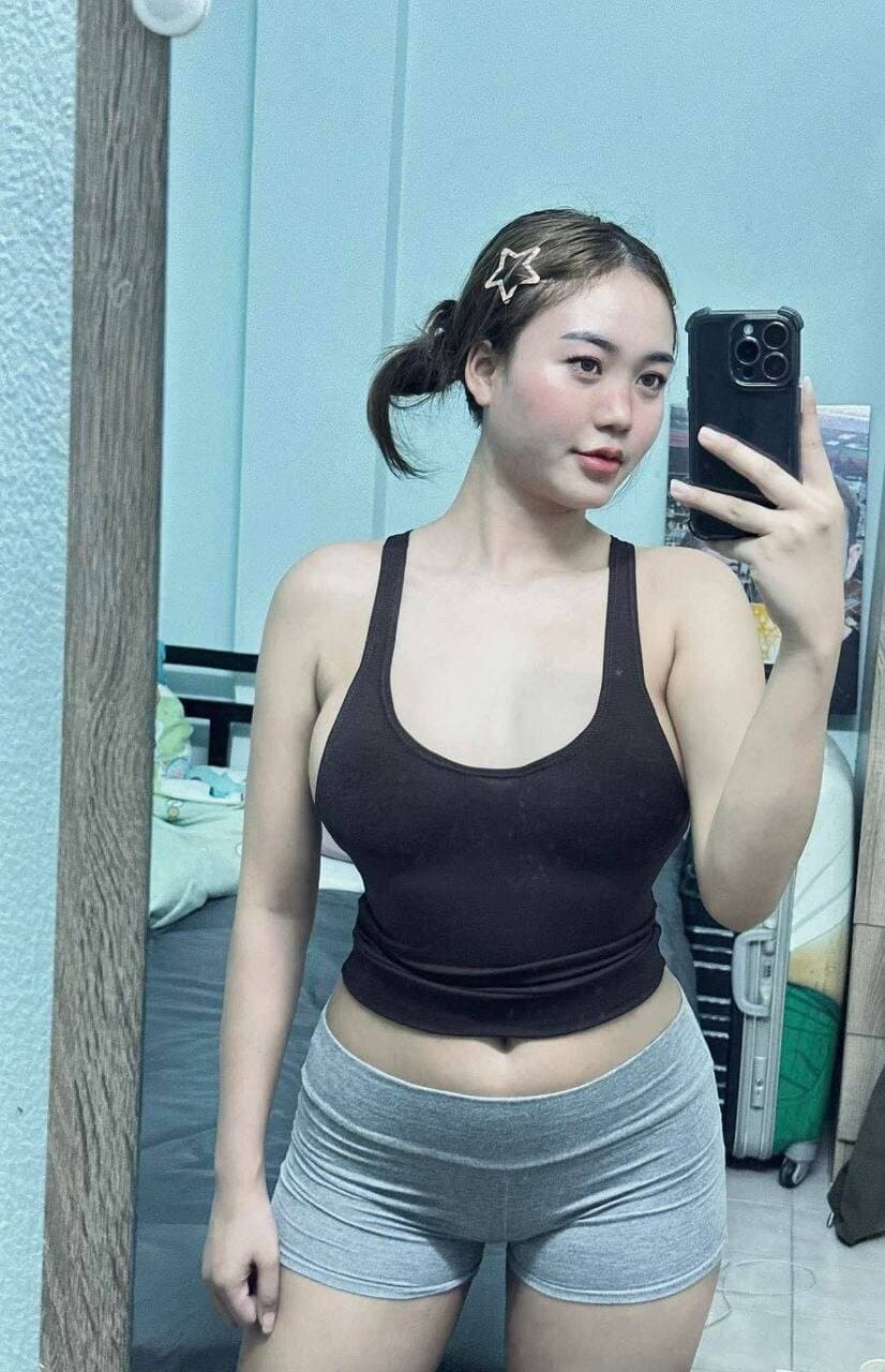 A busty girl was secretly photographed by her boyfriend's friend. (19/38)