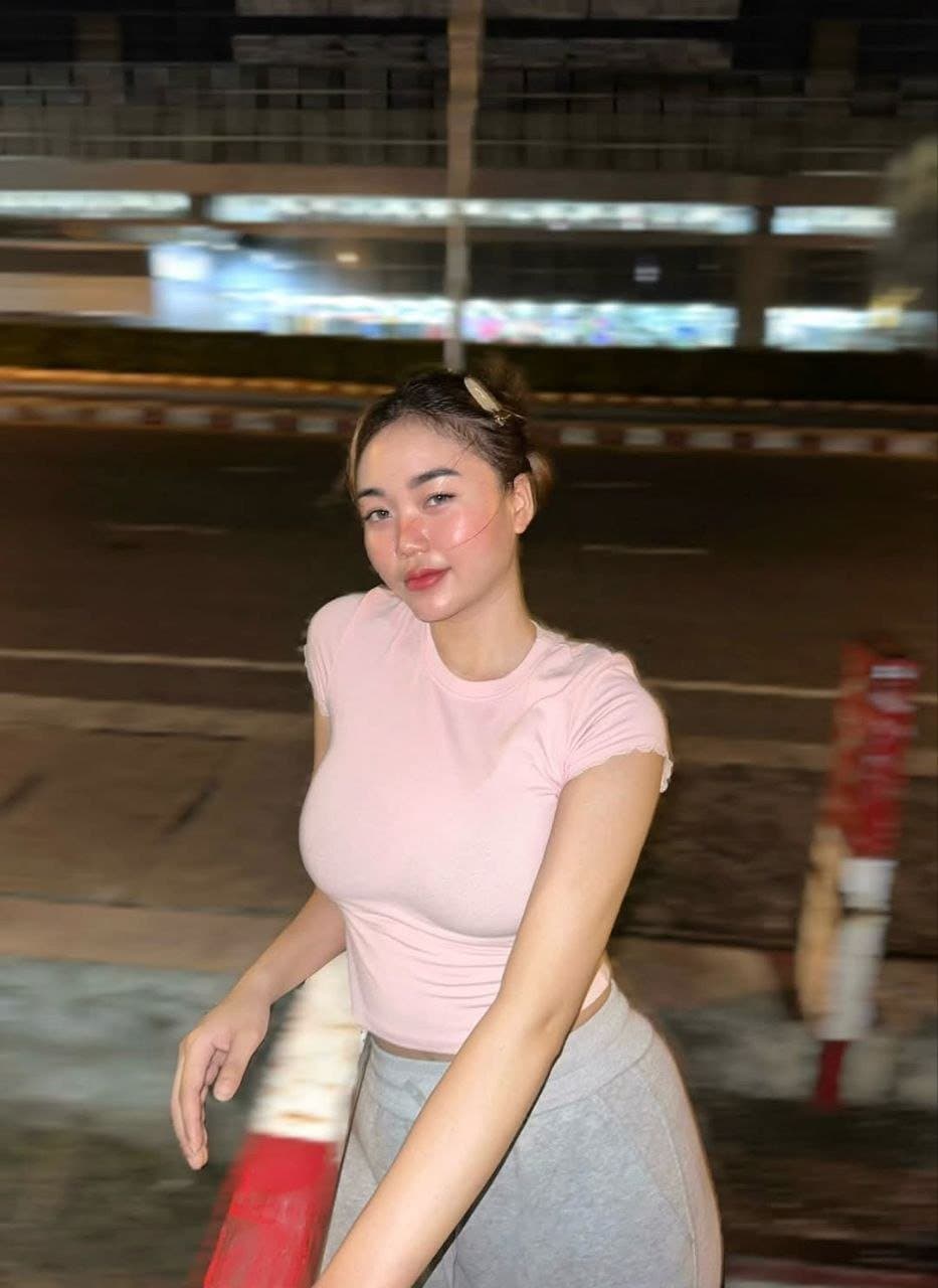 A busty girl was secretly photographed by her boyfriend's friend. (23/38)