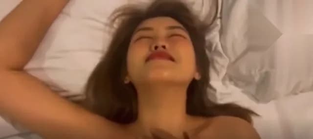 คลิปหลุด ทางบ้าน เด้าหีเเฟนเพื่อนคาบ้านโครตฟินนอนไห้เด้าหีเสียวๆเลยไม่ดื้อเย็ดจนหีแฉะหมดแล้ว (1/1)