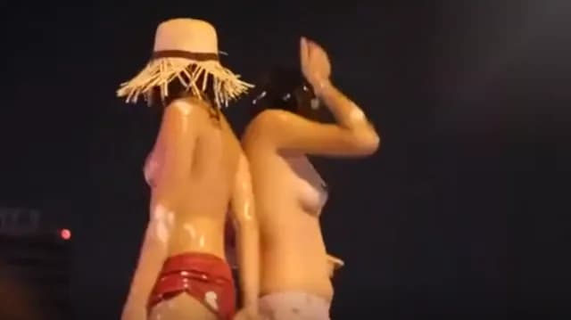 คลิปหลุด สงกรานต์ สาวๆสุดสวยเต้นยั่วโดนยุจนได้ทียืนเต้นโชว์เอวถอดเสื้อเต้นนมเด้งๆบนหลังคารถเลย (1/1)