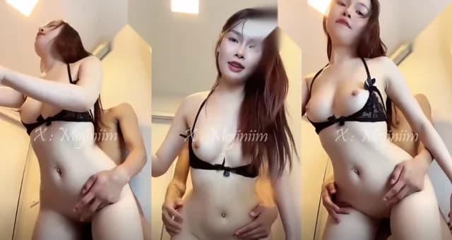 คลิปหลุด น้องนุ่มนิ่ม mojiniim ชวนแฟนหนุ่มมาเย็ดแล้วตั้งกล้องถ่ายยืนเย็ดกระเด้าหีอยู่อย่างนั้นฟินๆน่ารักหีชมพูไม่ดื้อกระแทกมาได้เลยจะร้องครางอยู่ตรงนี้และ (1/1)