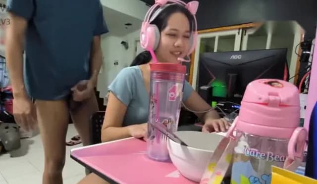 คลิปหลุดมาใหม่ น้องผึ้ง นั่งเล่นเกมผัวมาล้วงนมเฉยเลย ควักควยออกมาชักว่าวยั่ว อดใจไม่ไหวแอ่นหีให้เย็ดท่าหมา ซอยหีจนแตกใน (1/1)
