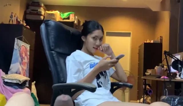คลิปหลุดมาใหม่ น้องเบลล์ โดนผัวยั่วเปิดควยโชว์ อดใจไม่ไว้เดินมาโม๊คควยให้ เจอจับเย็ดกระแทกร้องครางเสียวหีไม่หยุดอย่างเด็ด (1/1)