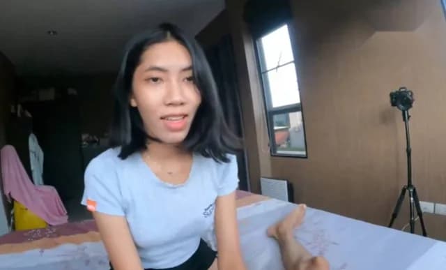 คลิปหลุดมาใหม่ น้องเบลล่า เดินมาช้าๆ ทำหน้ายั่วอารมณ์ ผัวนอนล้วงควยรอ จับเอาเข้าปาก โดนกดกระหน่ำซอยหีเย็ดจุกๆ (1/1)