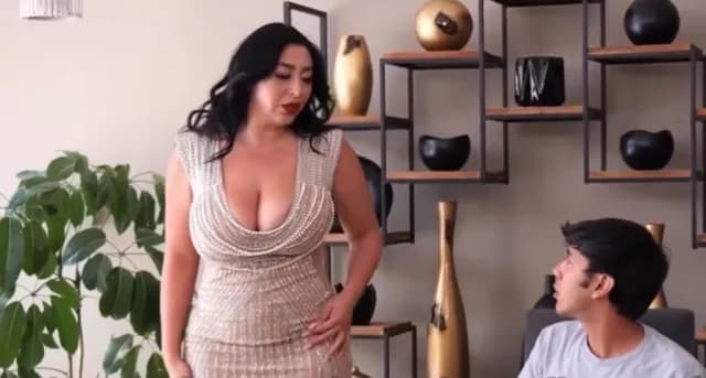 Porn Kari Cachonda Mom Dresses Slutty คุณไม่ยอมกินข้าวประชดเพราะอยากเล่นประตูหลังแม่บ้าน (1/1)