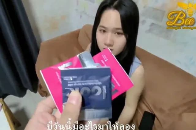คลิปหลุดทวิต น้องบี Beeneswing beeswingv2 งานใหม่ แฟนเอาของมาให้ลองกินก่อนจะเย็ด โดนจับเย็ดคาโซฟาซอยหีเรื่อยๆ เย็ดนานกว่าจะเสร็จ (1/1)