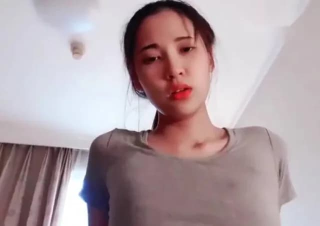 คลิปหลุดมาใหม่ เย็ดหีสาวทางบ้าน อมควยให้เสียวๆ แล้วขึ้นชย่มโยกเย็ด บดหีใส่ควยฟินๆ เจอเย็ดท่าหมากระแทกหีจนน้ำแตกในอย่างเด็ด (1/1)